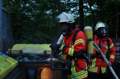 WINNENDEN: Brandstiftung im Schelmenholz - Unbekannter setzt Muelltonne in Brand